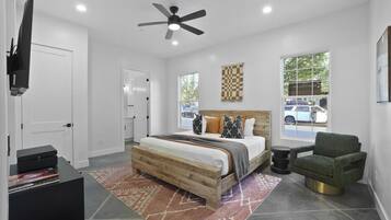 6 bedrooms, desk, iron/ironing board, travel crib