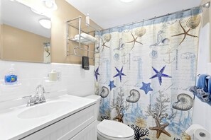 SĂšche-cheveux, serviettes fournies, savon, papier toilette