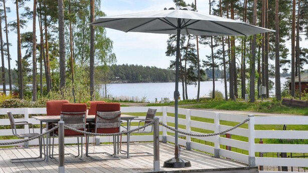 Eine Terrasse mit Sitzgelegenheit und Seeblick.