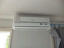 Cortinas blackout, tabla de planchar con plancha y wifi gratis 