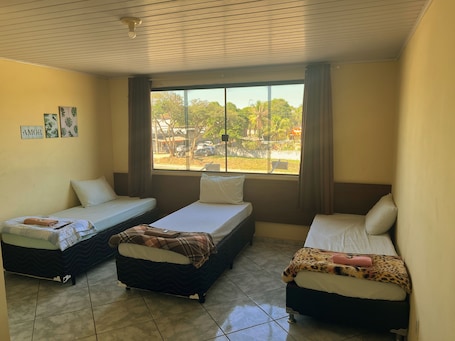 Cortinas blackout, tabla de planchar con plancha y wifi gratis