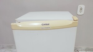 A white refrigerator with a yellow top and the brand name 'Consul' on it. - Hotel Ita Avenida (Itaborai)