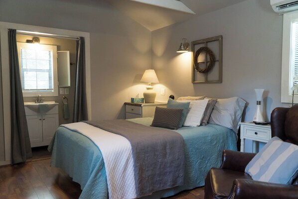 Desk, iron/ironing board, free WiFi, bed sheets - Meadows - A tiny touch of heaven at Stag Leap Cabins! (Nacogdoches)