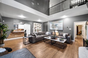 Smart TV, fireplace, video games, ping pong - Discount! 30% - King Beds LUX Pool at the Lake Theater Gym Arcade (Azle)