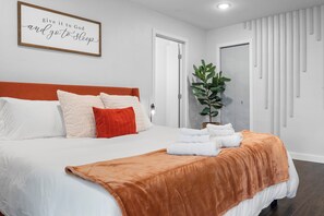 5 chambres, bureau, fer et planche à repasser, lit de bébé portatif