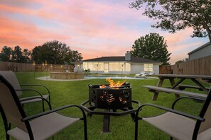 Outdoor dining - Discount 30% - King Beds Sleep16+ Country Pool Paradise, Lake, Arcade, Theater (Azle)