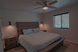 3 bedrooms, iron/ironing board, travel crib, WiFi - OASIS IN THE FOREST ON 1.25 ACRE BACKING TO NATIONAL FOREST WITH AC-PETS WELCOME (Show Low)