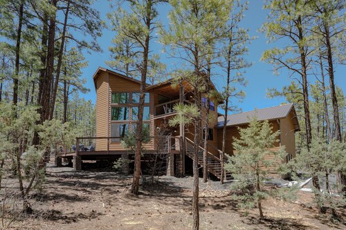 OASIS IN THE FOREST ON 1.25 ACRE BACKING TO NATIONAL FOREST WITH AC-PETS WELCOME