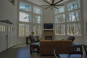 Smart-TV, peis og bøker