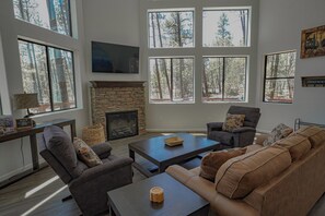 Smart TV, fireplace, books - OASIS IN THE FOREST ON 1.25 ACRE BACKING TO NATIONAL FOREST WITH AC-PETS WELCOME (Show Low)
