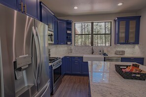 Kjøleskap, mikrobølgeovn, ovn og kokeplater