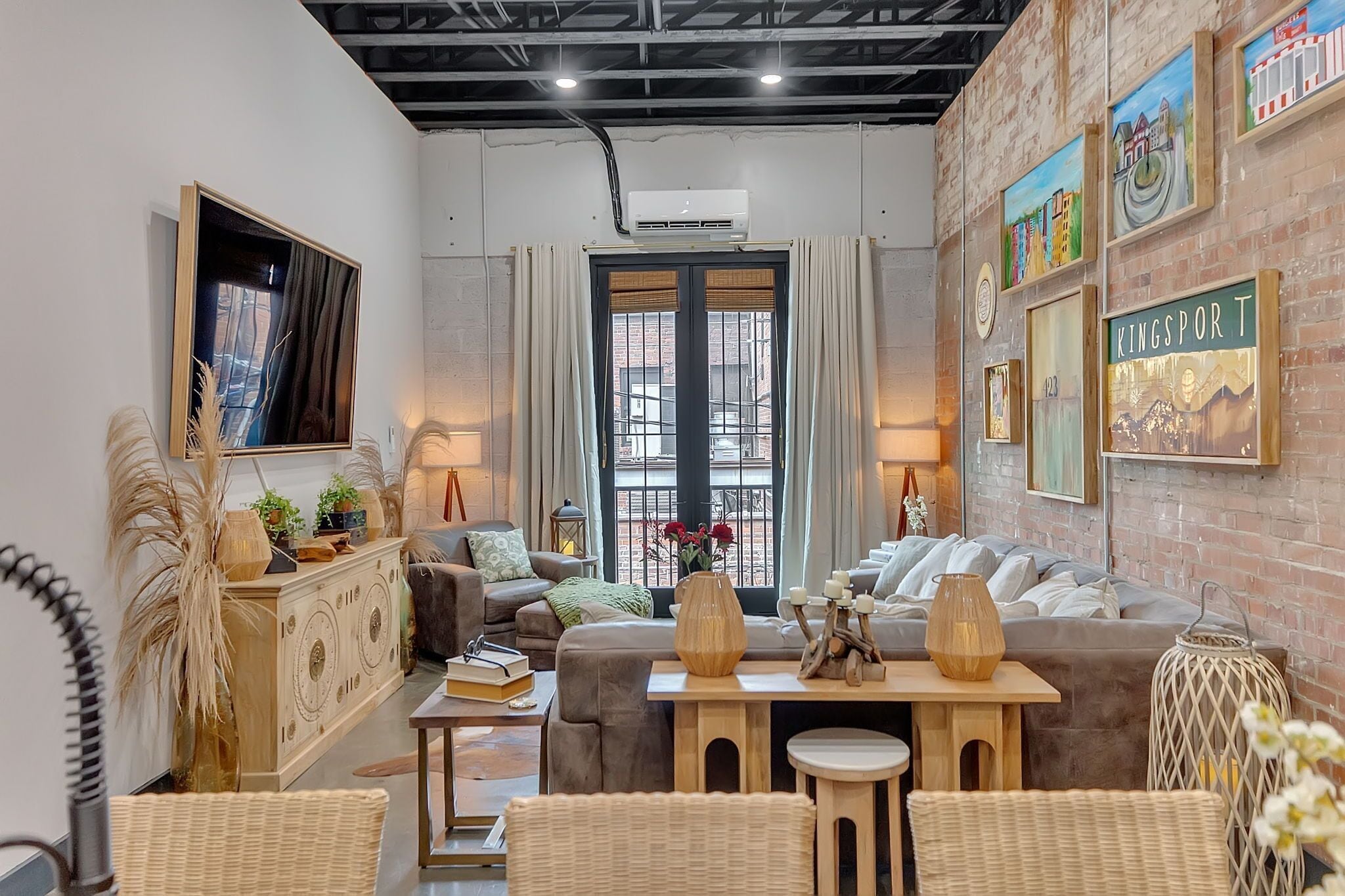 Un salon confortable avec un canapé, une table basse et un téléviseur.