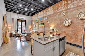 Interior - Urban Artistry Loft Retreat (Kingsport)