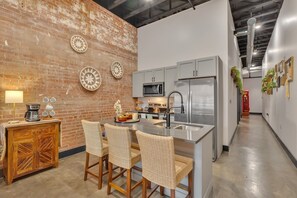 Réfrigérateur, four à micro-ondes, un four, surface de cuisson