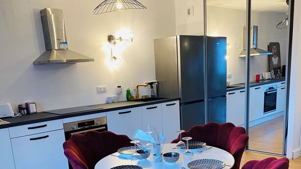 Una cocina moderna con comedor.