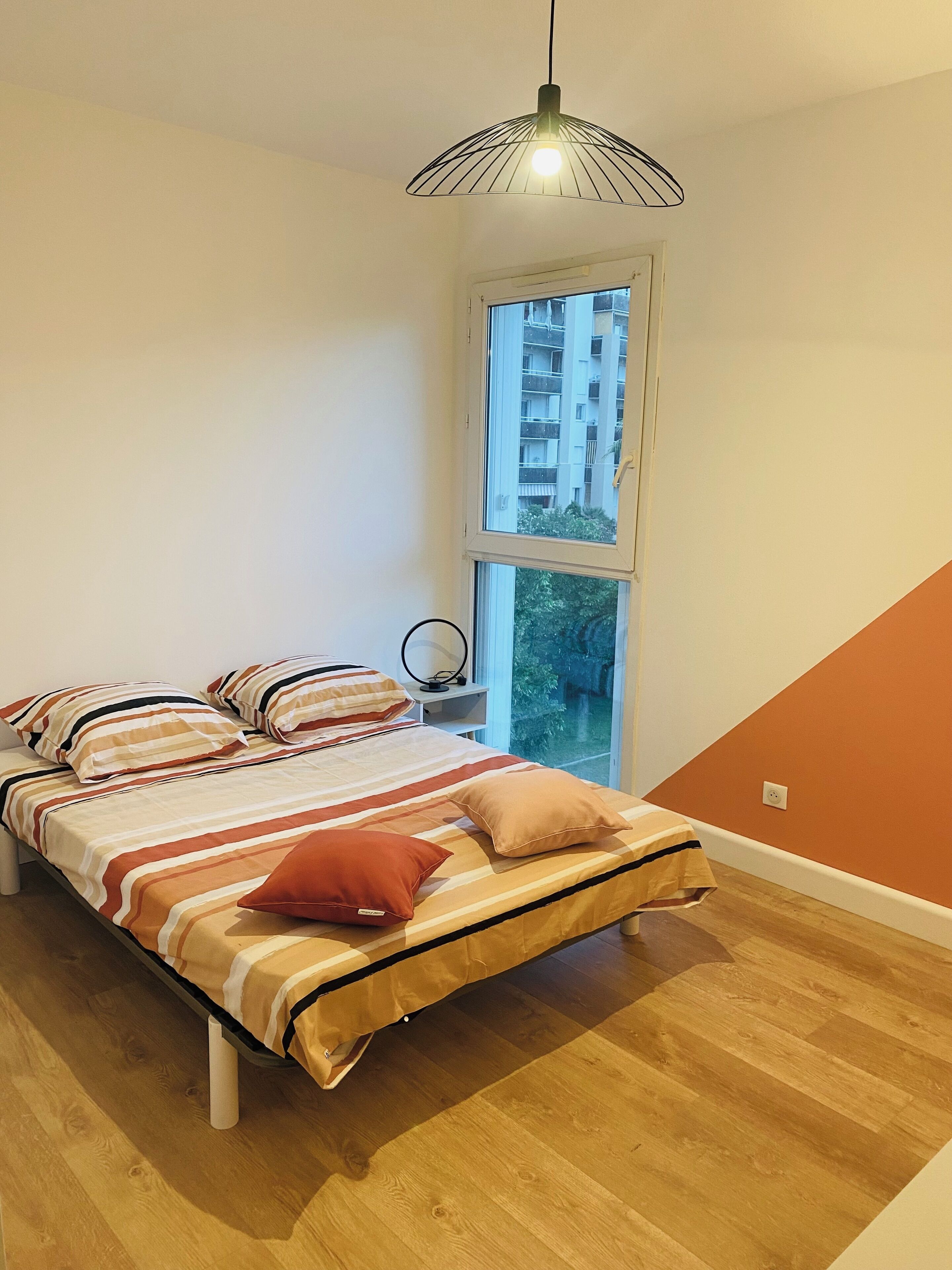 1 habitación, tabla de planchar con plancha, wifi y ropa de cama 