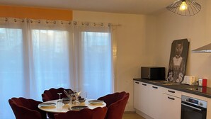 Una cocina moderna con comedor.