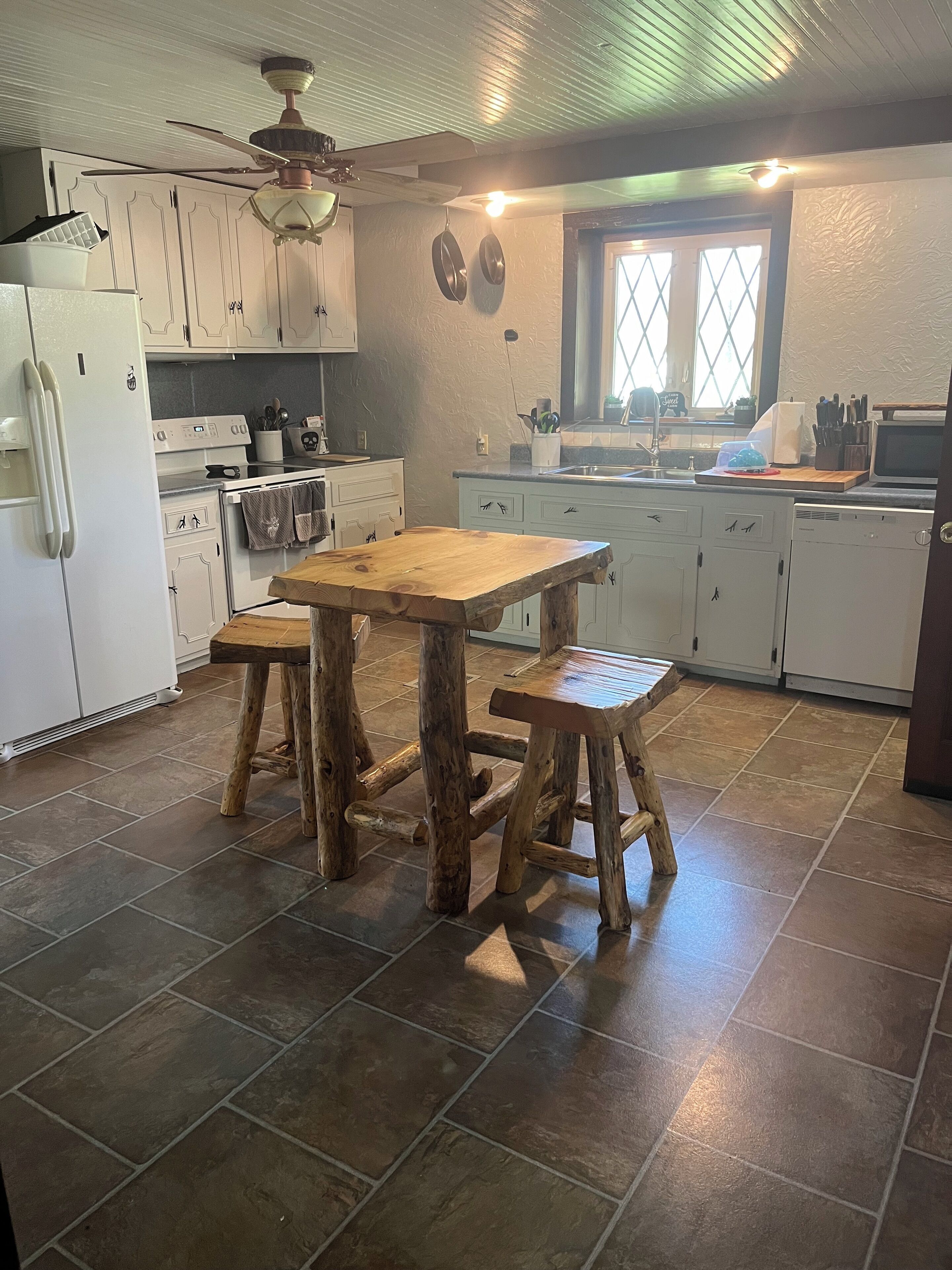 Mikrobølgeovn, ovn, kokeplater og oppvaskmaskin