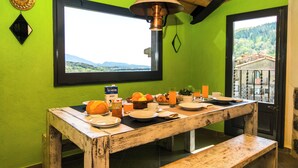 Una mesa de desayuno con platos, tazas y diversos alimentos para el desayuno.