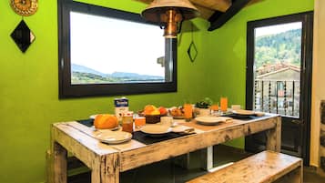 Apartamento superior, vistas a la montaña | Cocina privada | Frigorífico grande, microondas, horno y placa de cocina