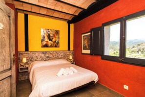 Premium bedding, individually decorated, individually furnished - Can Castell (Castellfollit de la Roca)