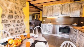 Appartement « Premier », vue montagne | Cuisine privée | Grand réfrigérateur, micro-ondes, four, plaque de cuisson