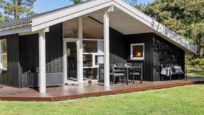 A modern cabin with a covered patio, a dining area, and a seating area. - Pet friendly home in ålbæk with WiFi (Ålbæk)
