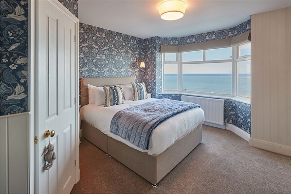 5 bedrooms, iron/ironing board, travel cot, free WiFi - Sea View 5* Property, Sleeps 10, Parking, Dogs (Whitby)