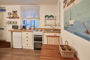 Kühlschrank, Mikrowelle, Ofen, Wasserkocher mit Kaffee-/Teezubehör