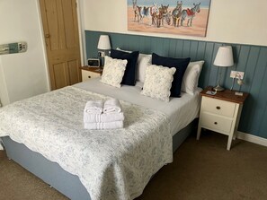 1 bedroom, iron/ironing board, travel crib, free WiFi - Seashell Cottage is a dog friendly hidden gem (Whitby)