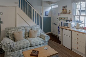Fernseher, DVD-Player, Bücher, Videothek