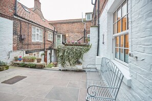 Terrace/patio - Seashell Cottage is a dog friendly hidden gem (Whitby)