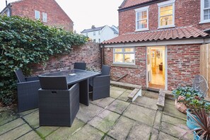Outdoor dining - Cobble Cottage, a cosy holiday cottage in Whitby (Whitby)