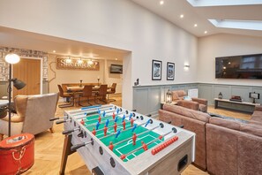 Games room - Stunning, dog friendly , Parking 2 cars in Whitby (Whitby)