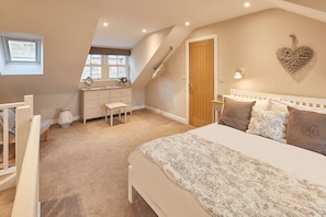Une chambre à coucher avec un lit, un bureau et une chaise.