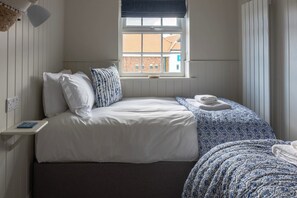 3 bedrooms, desk, iron/ironing board, travel crib - Elevated Dog friendly Cottage with Stunning Views (Whitby)