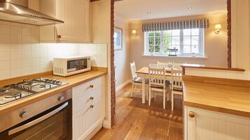 Kylskåp, mikrovågsugn, ugn och diskmaskin