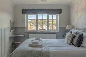 3 bedrooms, desk, iron/ironing board, travel cot