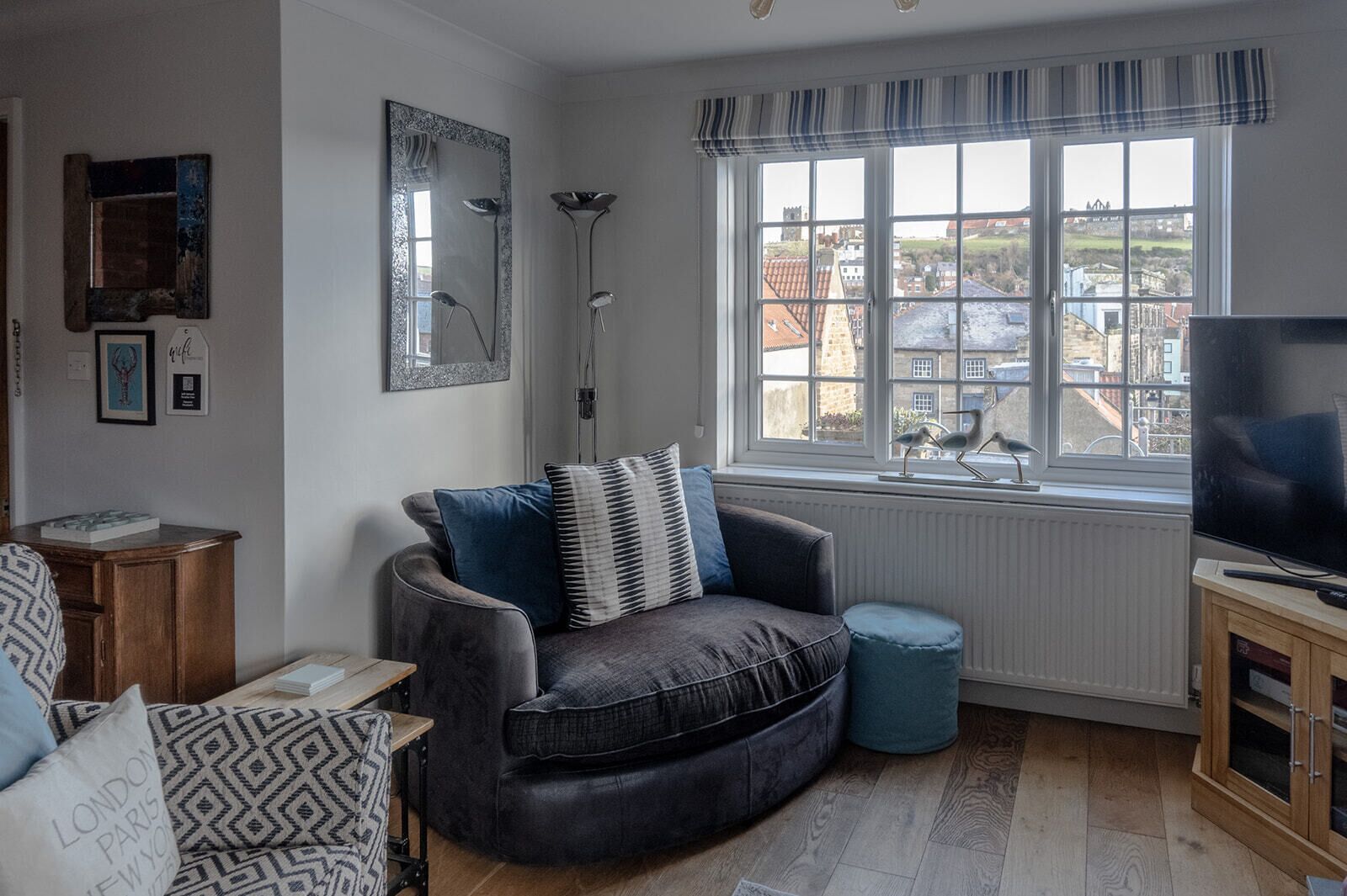 Télévision, lecteur de DVD, livres, vidéothèque