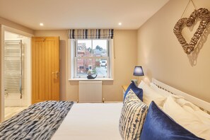 3 bedrooms, iron/ironing board, travel crib, free WiFi - Morse Cottage, Central,Parking,Dog friendly (Whitby)