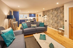 Télévision, lecteur de DVD, livres, vidéothèque