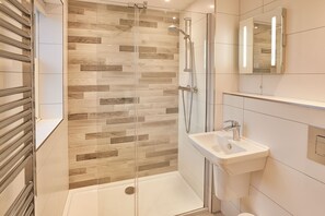 Shower, hair dryer, towels, soap - Family Holiday Home, Whitby, Parking, Dog Friendly (Whitby)