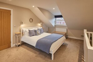 3 bedrooms, iron/ironing board, travel crib, free WiFi - Family Holiday Home, Whitby, Parking, Dog Friendly (Whitby)