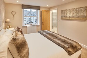 3 bedrooms, iron/ironing board, travel cot, free WiFi - Family Holiday Home, Whitby, Parking, Dog Friendly (Whitby)