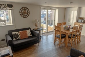 Smart TV, DVD player, books, video library - Character Property Fabulous Views/Terrace (Whitby)