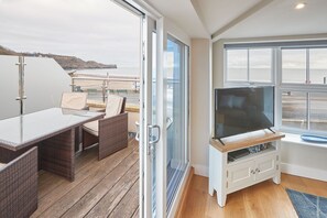 Televisio, DVD-soitin, kirjoja, videokirjasto