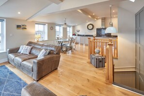 TV, DVD player, books, video library - Turnstone Cottage, Stunning Sea Views,Dog Friendly (Whitby)
