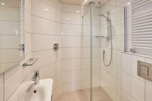Dusche, Haartrockner, Handtücher, Seife