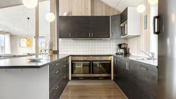 Kylskåp, ugn, diskmaskin och kaffe- och tebryggare