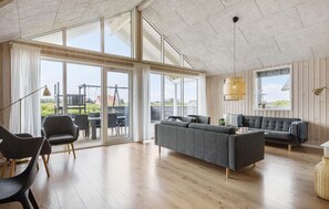 Smart TV, fireplace, table tennis - Lovely home in Løkken with sauna (Løkken)